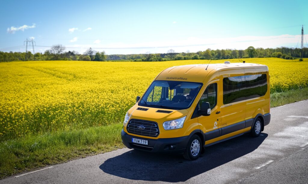 Tom färdtjänstbuss med texten "Skånetrafiken"