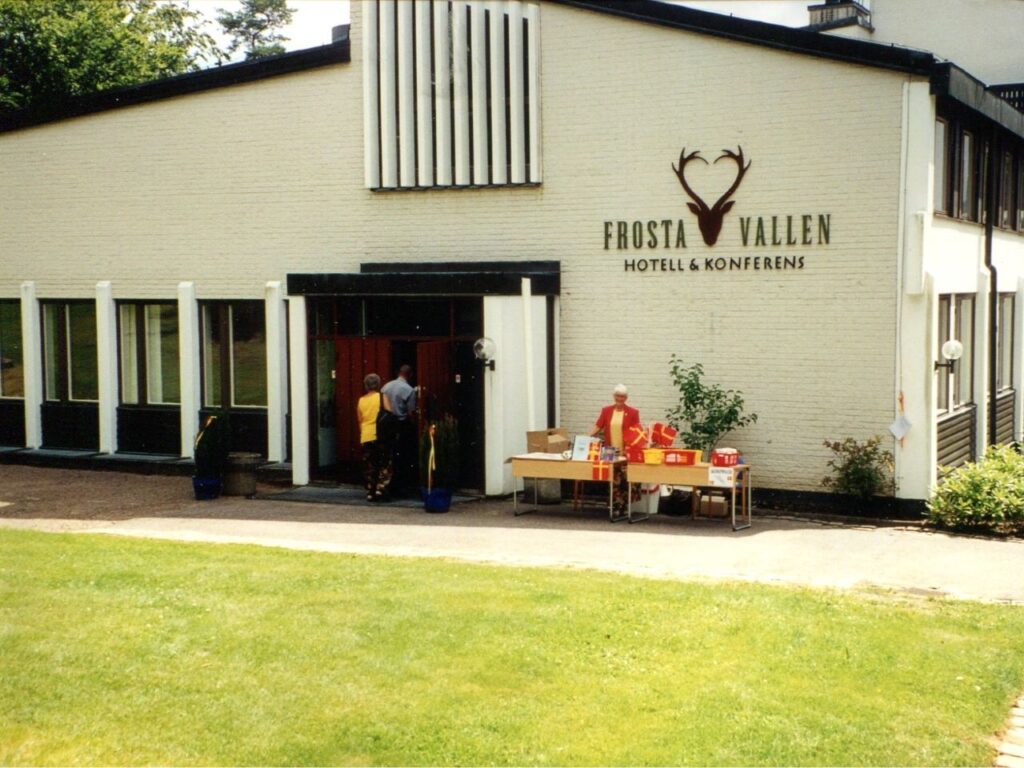 "Frostavallen Hotell & Konferens", vi ser människor vandra mot entrén