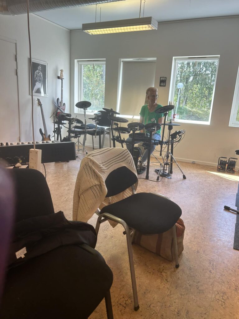 Ingela Olsson spelar trummor