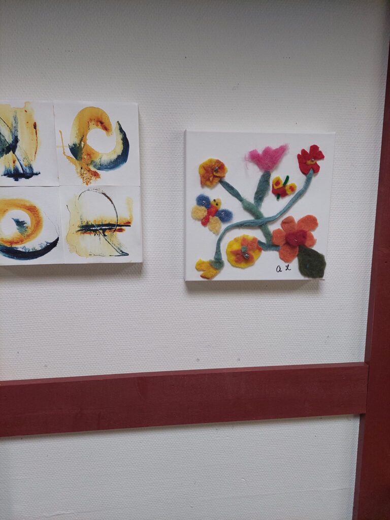 2 taktila tavlor i filtmaterial, blommor och fjärilar