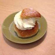 Liten fastlagsbulle på grön tallrik