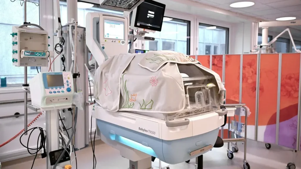 Intensivvårdsrum på neonatalavdelningen vid Södersjukhuset, Bilden visar en kuvös och  medicinsk utrustning med skärmar i en ljus sjukhusmiljö
