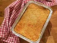 bild uppifrån av ostkaka i folieform och en varm handduk