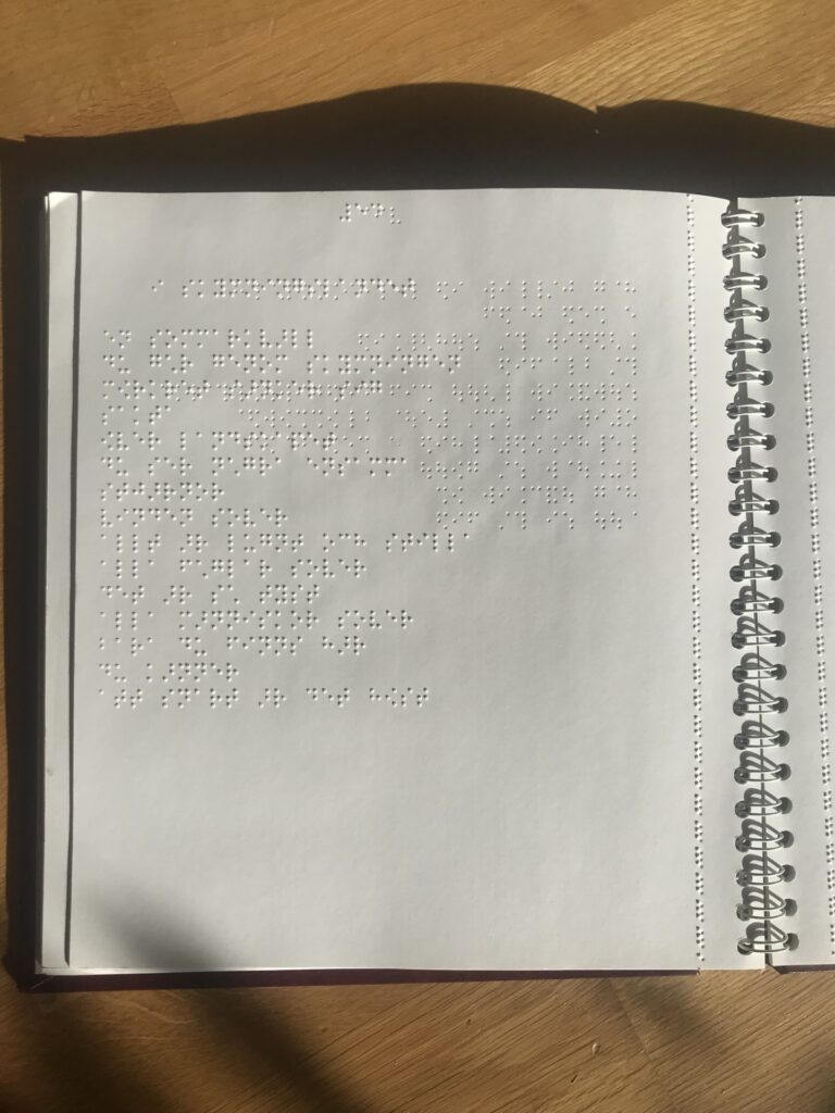 Uppslagen punktskriftsbok, diktsamlingen "Varsamma Händer" av Katarina Jo