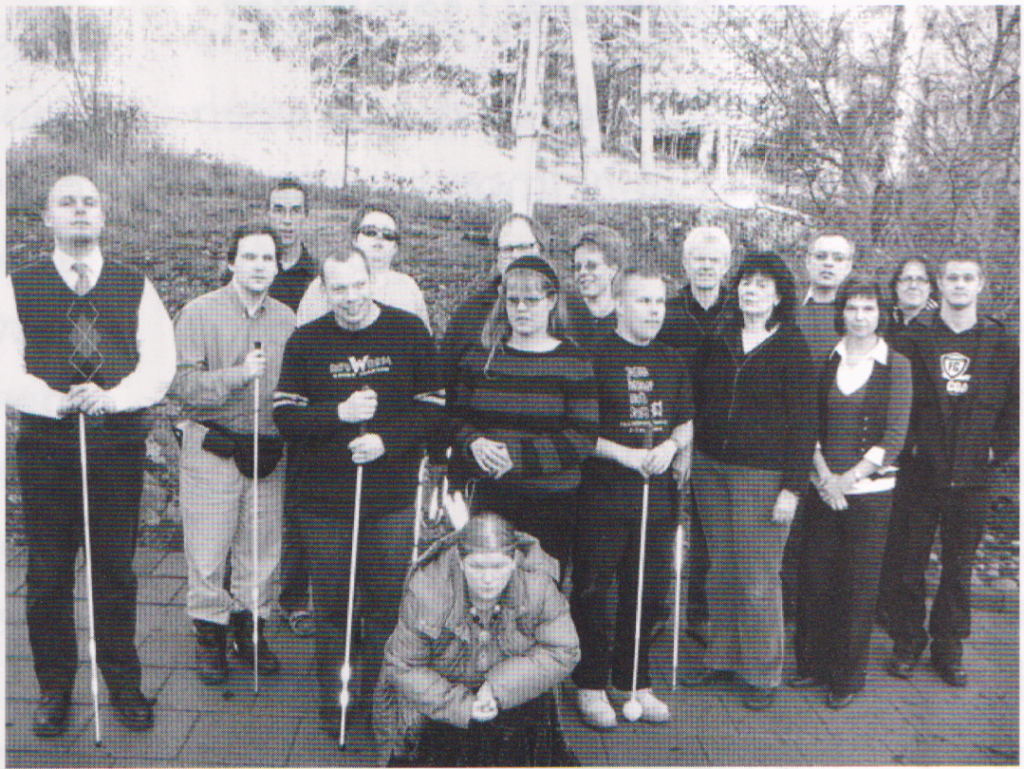 Gruppbild från SRF:s första flerhandikappkurs, fotot är taget utomhus vid Almåsa