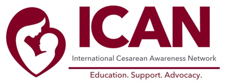 Logotyp för "ICAN",
Till vänster finns en symbol av ett hjärta i vinröd färg. Inuti hjärtat finns silhuetterna av en vuxen och ett barn som vänder sig mot varandra, till höger  står texten "ICAN" i stora, vinröda bokstäver. Under detta står med mindre svart text "International Cesarean Awareness Network".
Under denna text finns en tunn vinröd linje och under linjen står orden "Education. Support. Advocacy." i samma vinröda färg. 